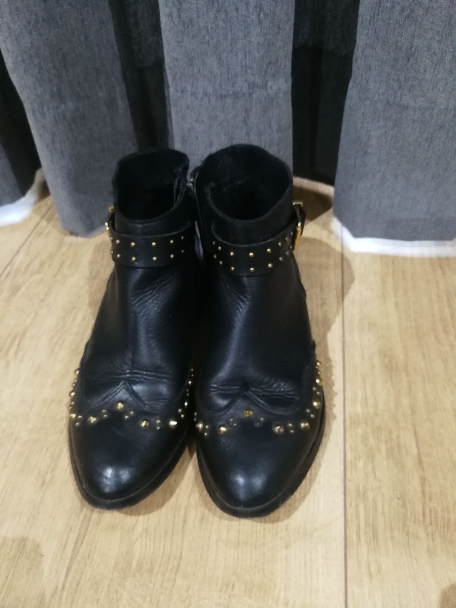 Botins em pele com tachas douradas