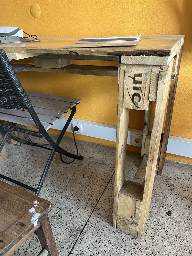 Mesa de paletes tampo envernizado
