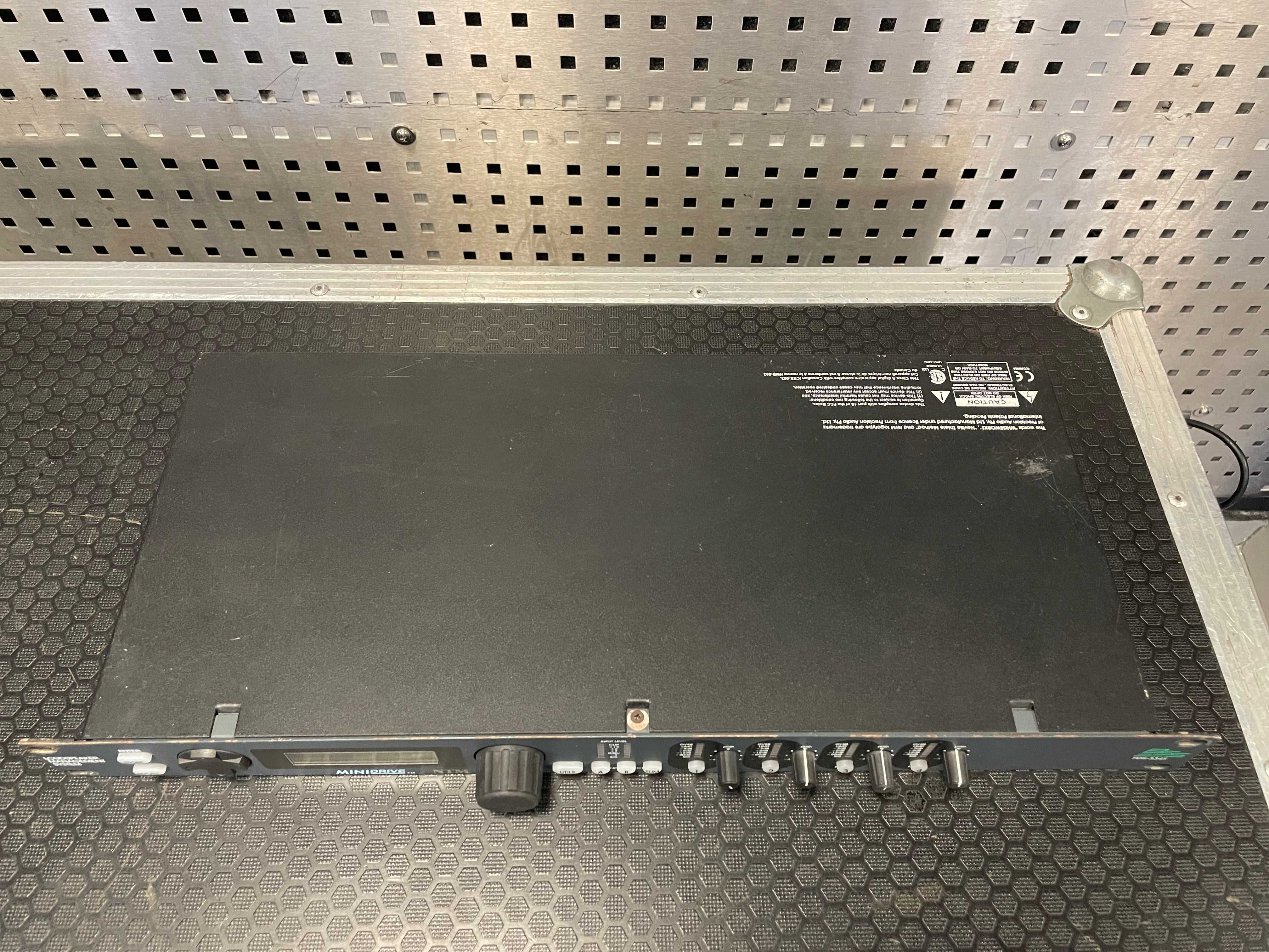 Procesor głośnikowy BSS FDS-334T MiniDrive, 2 in, 4 out, wysoka półka