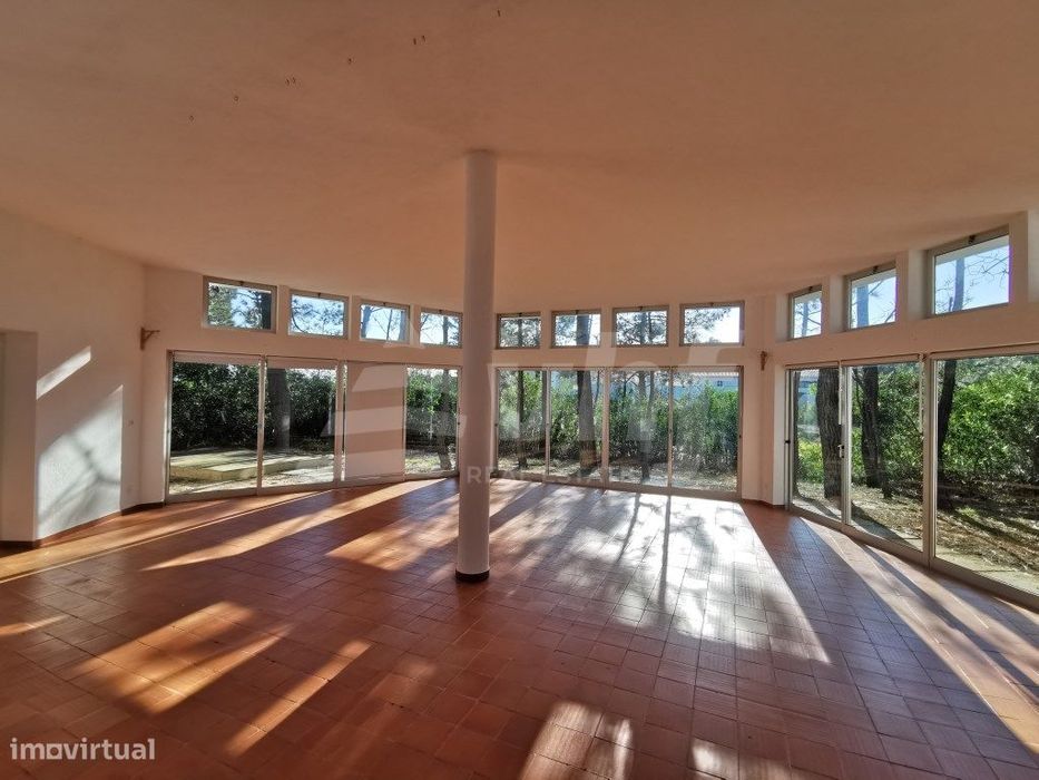 Espaço Comercial com 4 frentes - a 500 m da Praia