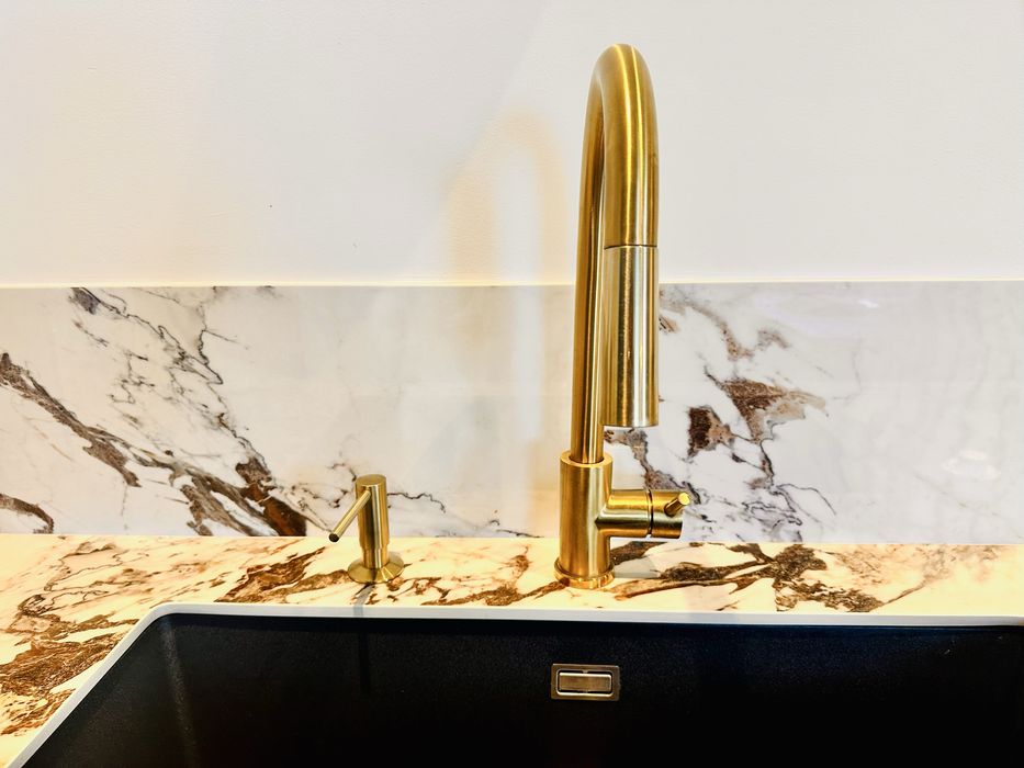 Zlota bateria kran kuchenny i pojemnik na plyn