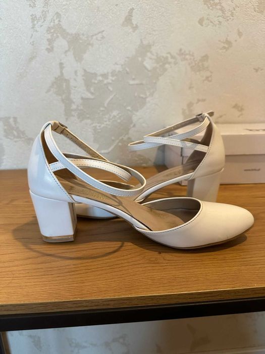 Buty ślubne BRILU czółenka, na słupku, białe, roz 42