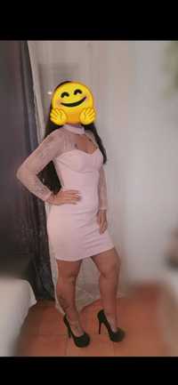 Vestido com renda nos braços e nas costas.