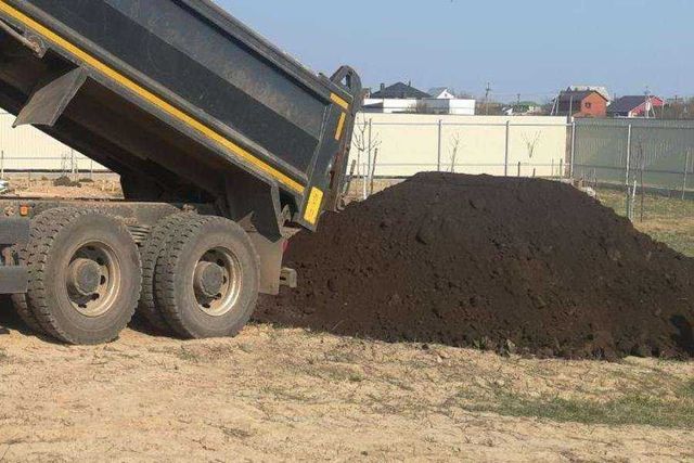 Чернозем плодородный луговой на газон, огород. Щебень, песок, отсев.