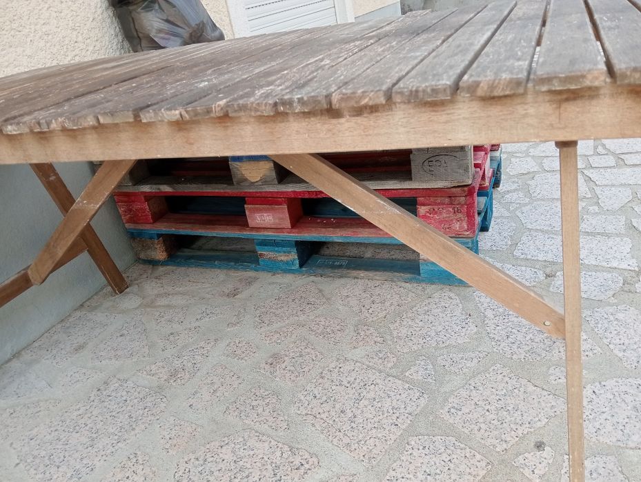 Mesa de jardim castanha