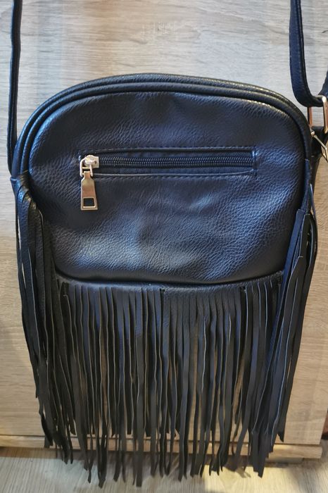 Torebka szanelka listonoszka z frędzlami