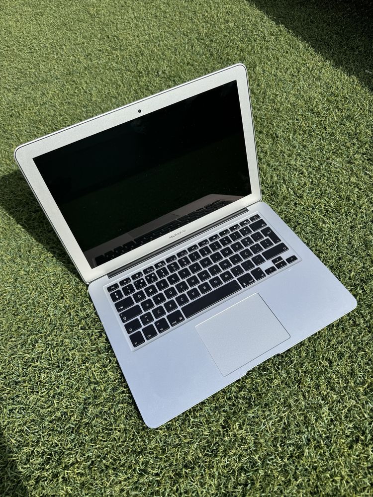 Macbook Air - A146