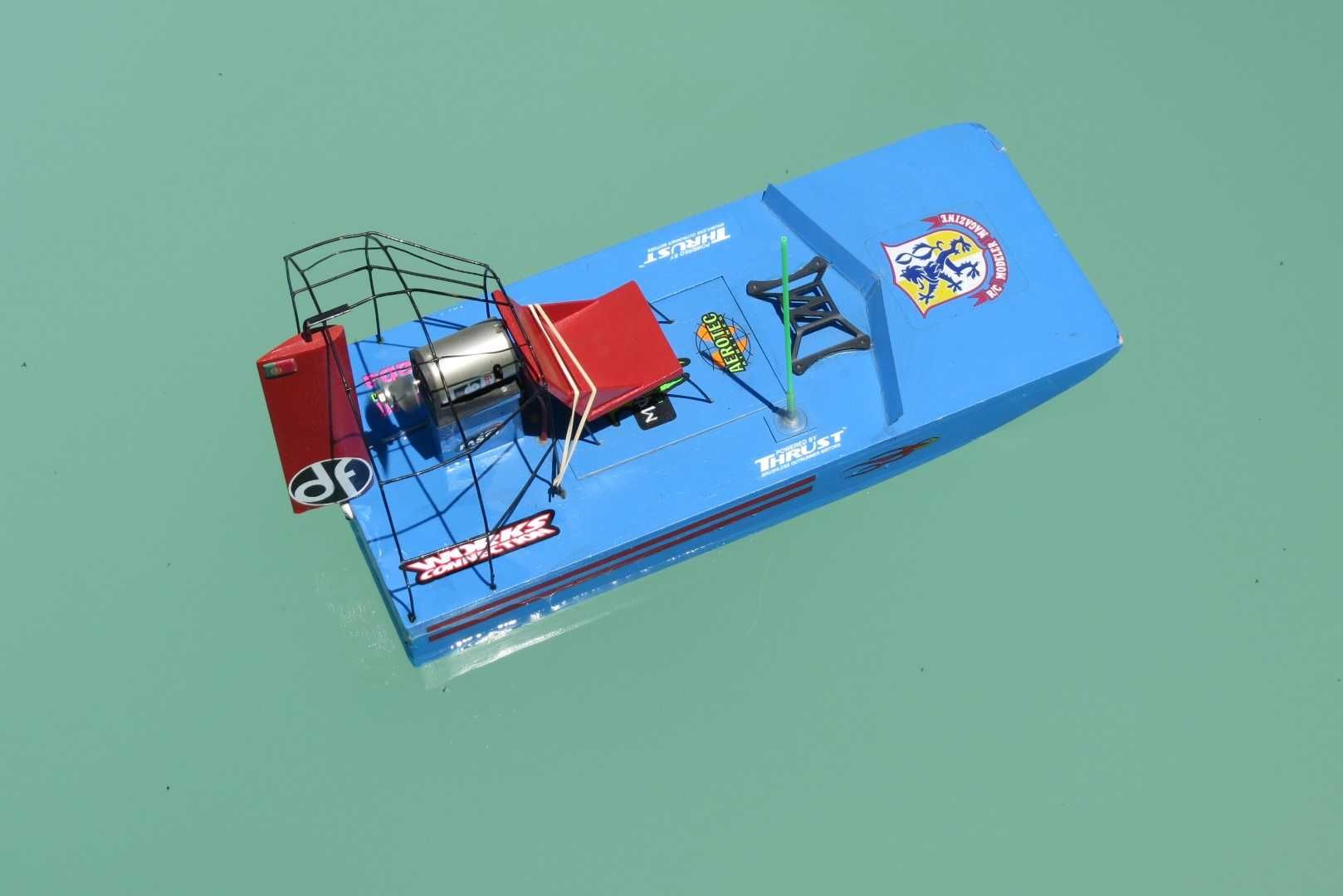 Hidrodeslizador em balsa; motor elétrico instalado Graupner Speed 500