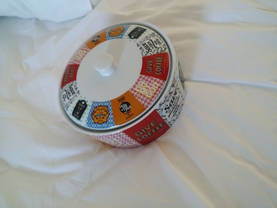 Caixa de cerâmica do gato preto