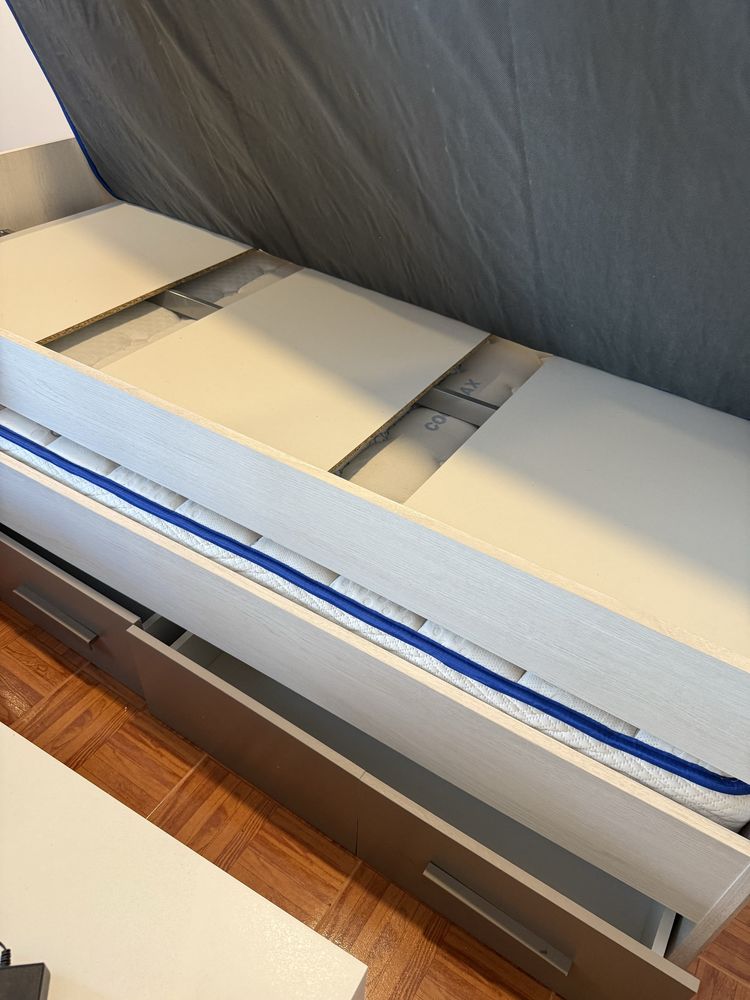 Mesa e camas de solteiro
