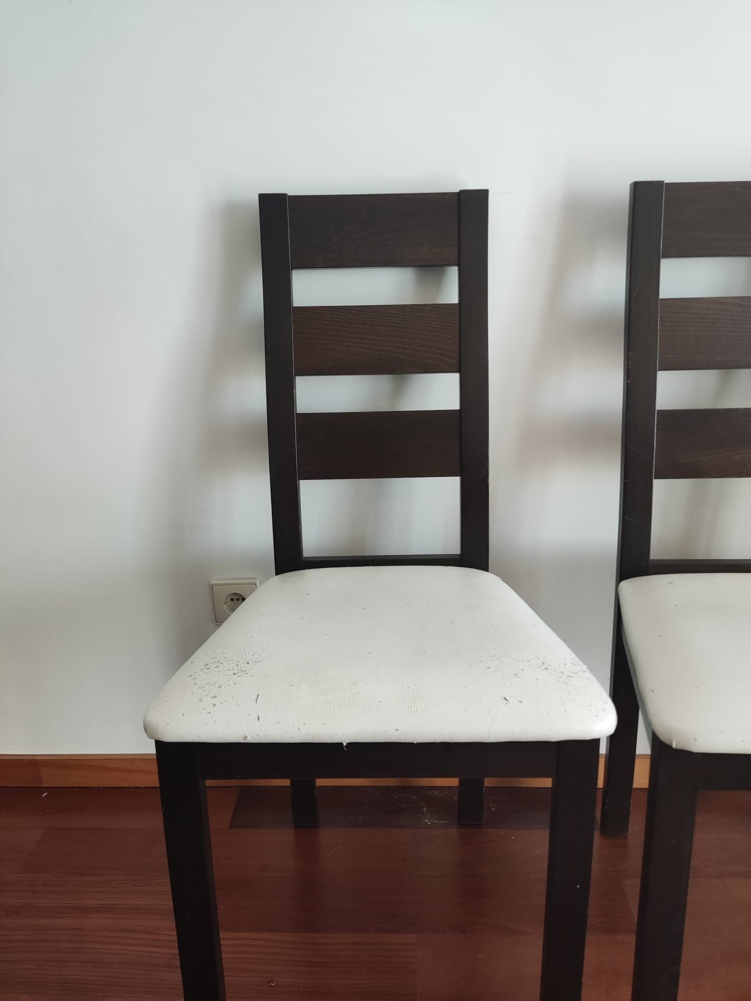 Mesa e cadeiras.