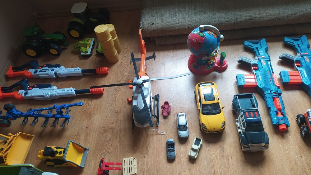 Zabawki bruder, jeździk, pistolet cena od 50 zł do 100 zł