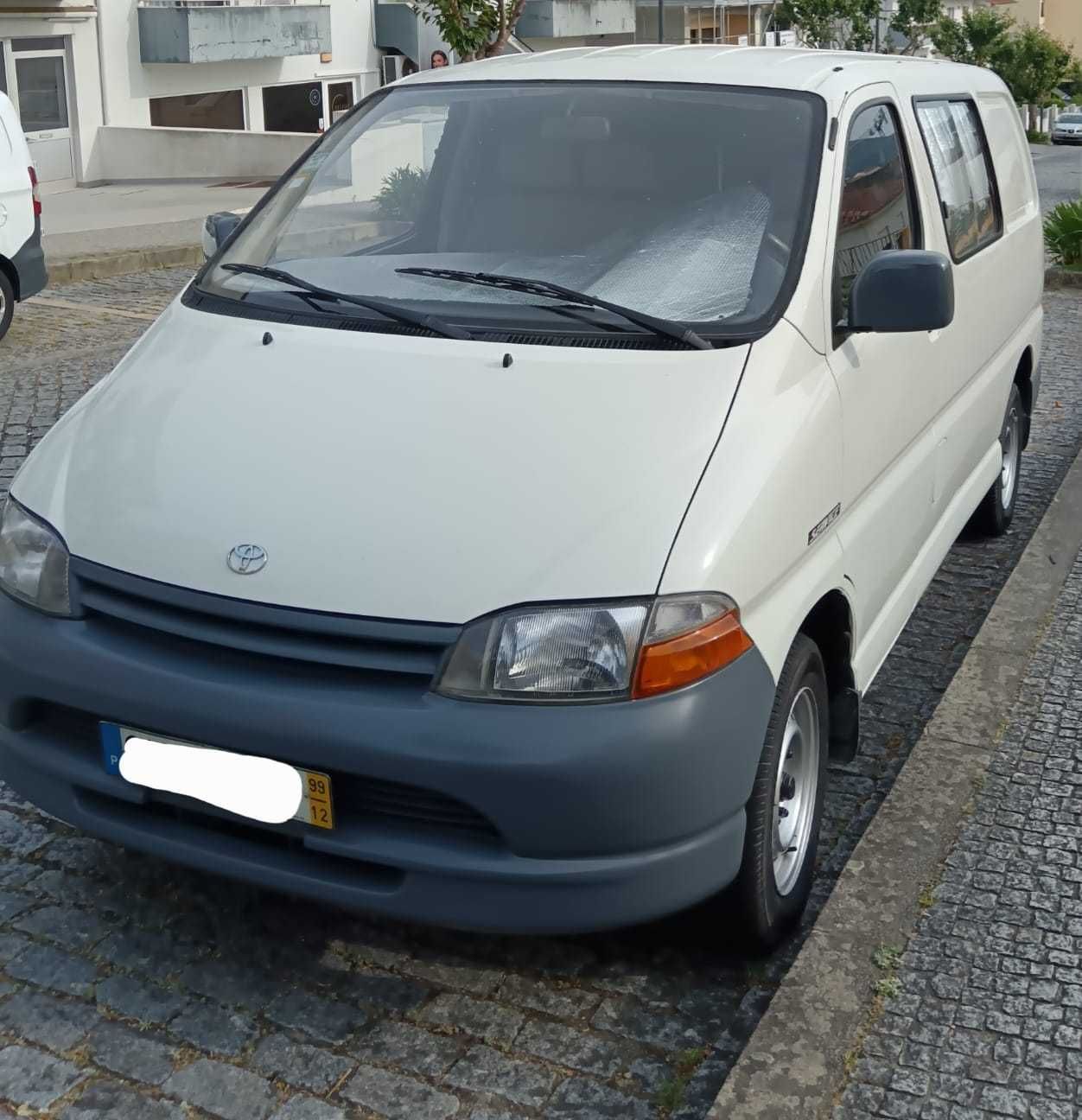 Toyota Hiace 1999, com modificações para campervan.
