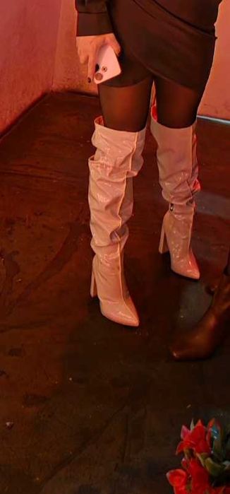 Чудові лакові високі сапоги