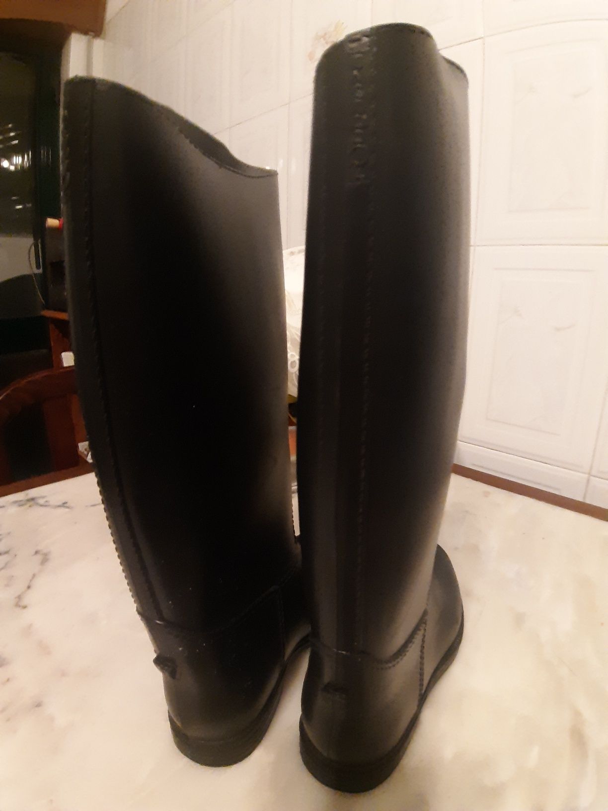 Vendo botas de cano alto para menina muito baratas