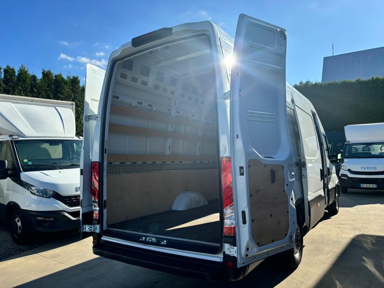 Iveco Daily 35S18 Maxi Blaszak Długi Furgon 3.0 Blaszak L4H3  Iveco Daily 3.0 HPI Himatic