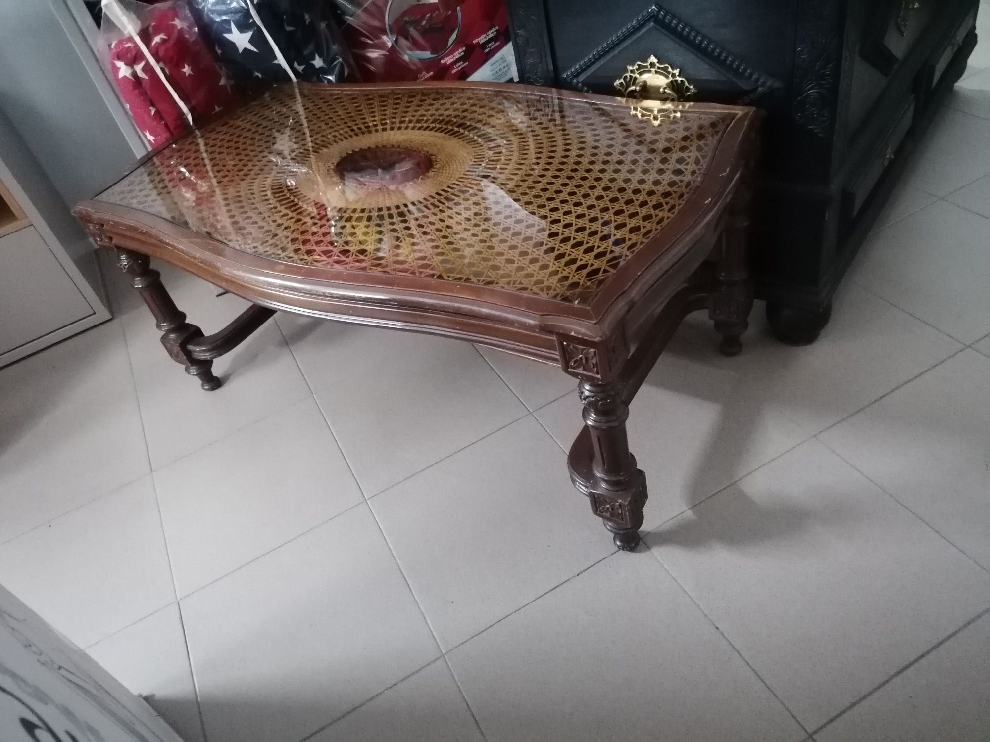 Mesa de centro com vidro