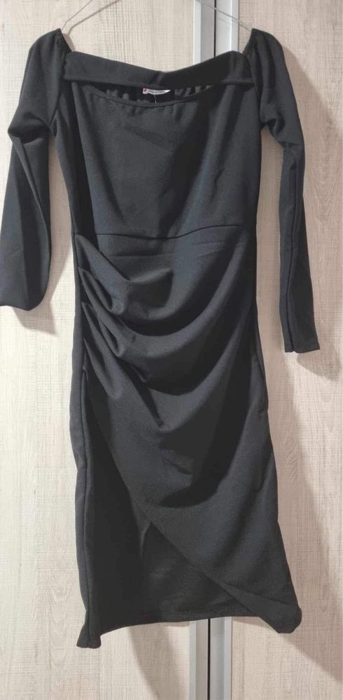 czarna sukienka z rozcieciem