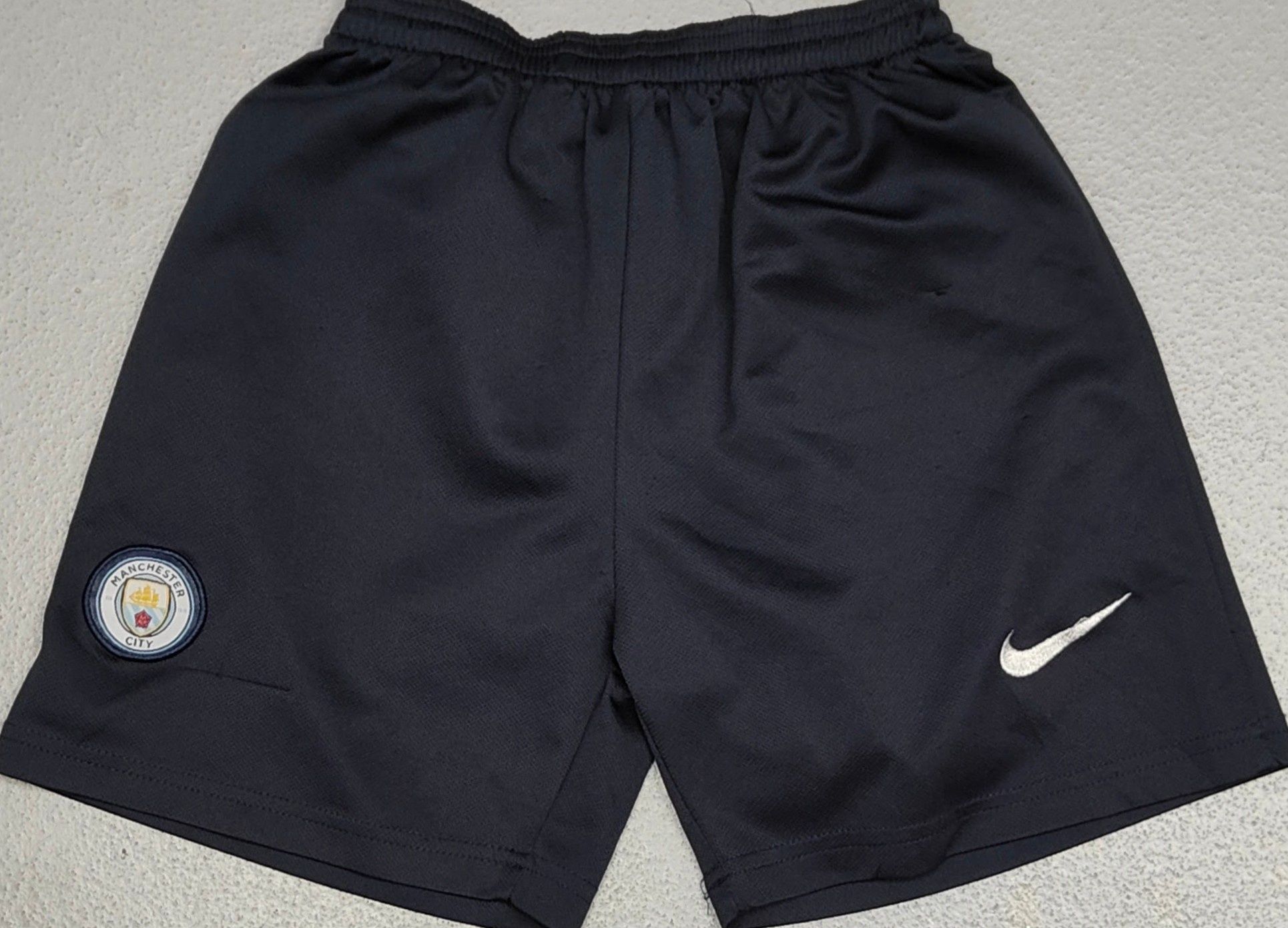 S) Manchester City logowane spodenki klubowe Roz.148/152cm