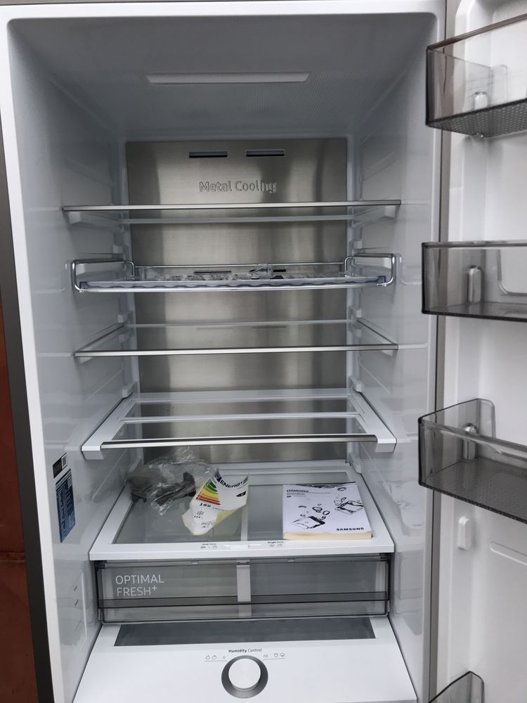Холодильник Samsung чорне скло