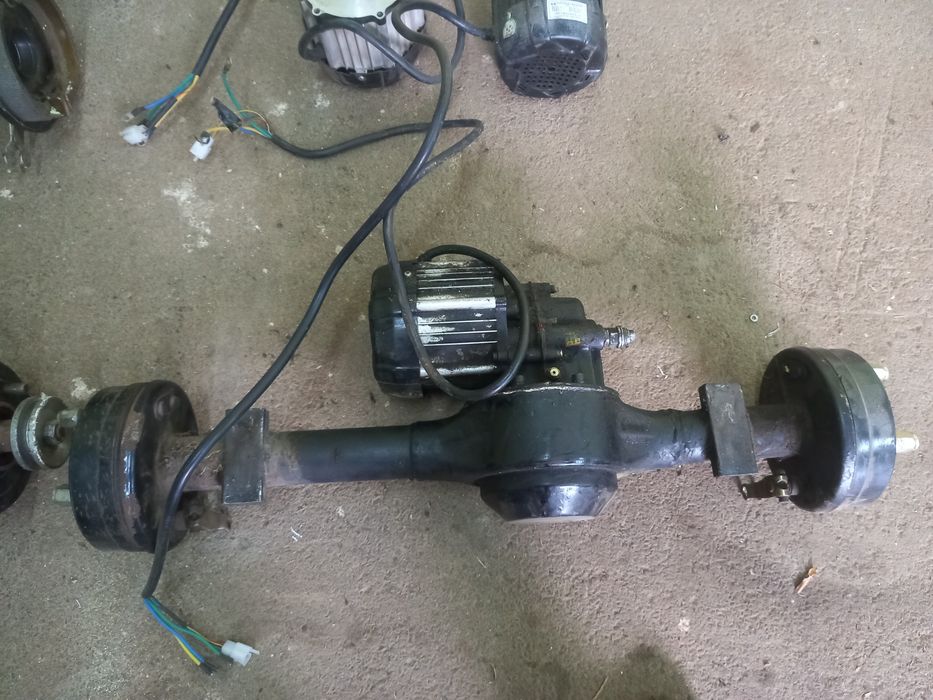 Задний мост с электродвигателем