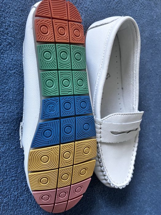 Biale mokasyny 36 kolorowa podeszwa skora