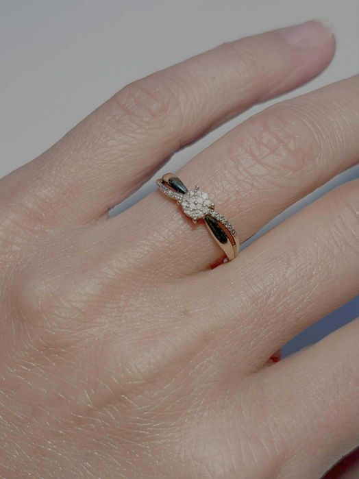 Śliczny złoty pierścionek zaręczynowy z brylantem Apart