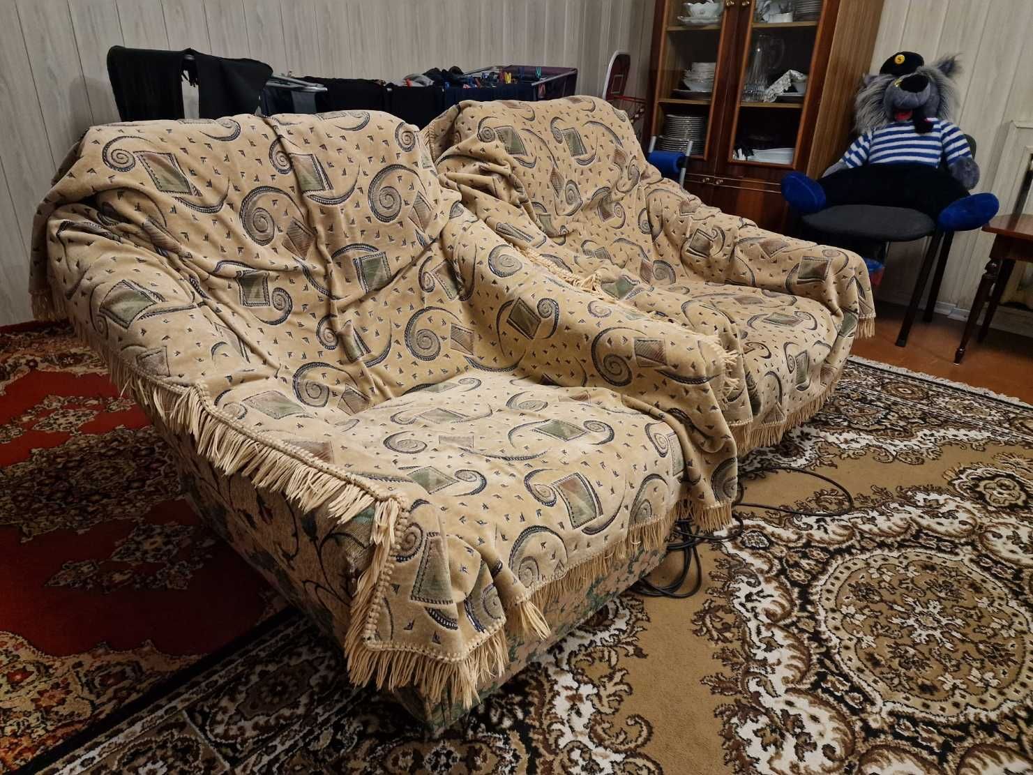 Продается комплектом диван раскладной и два кресла