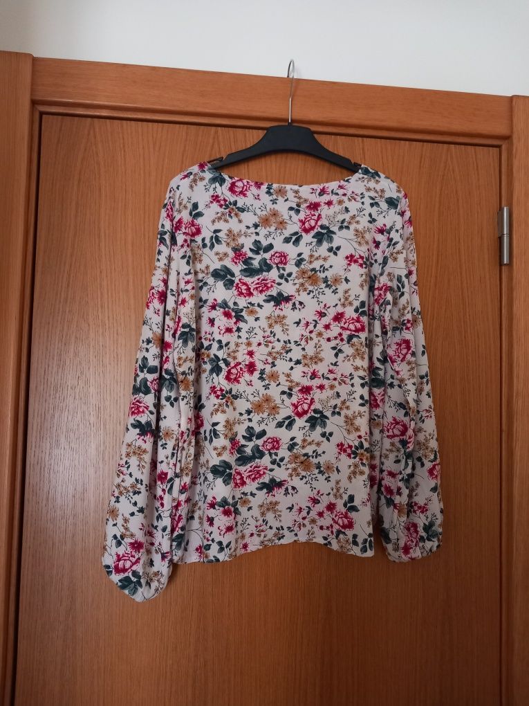 Blusa PTN store com padrão de flores rosas