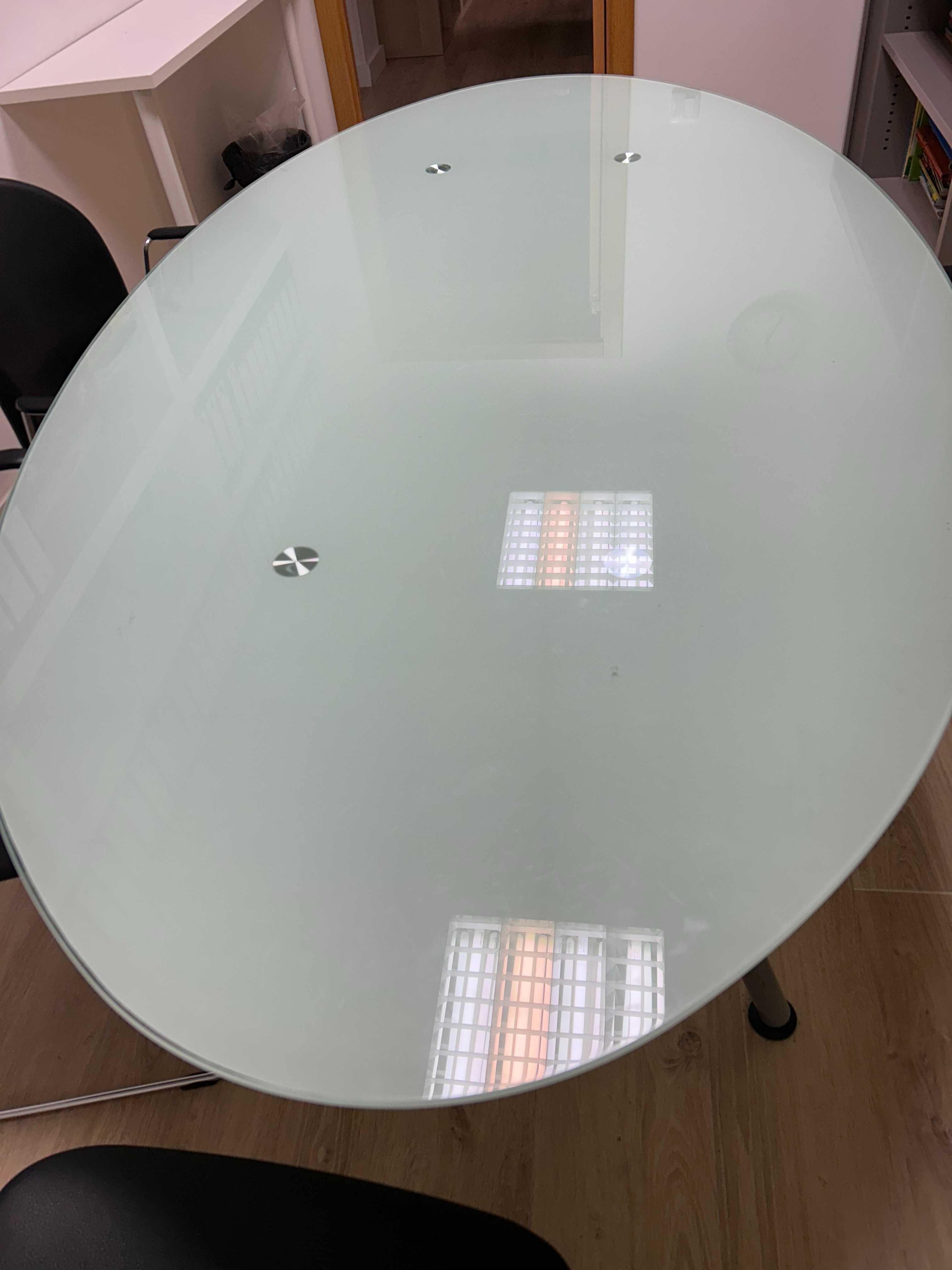 Mesa em vidro temperado oval