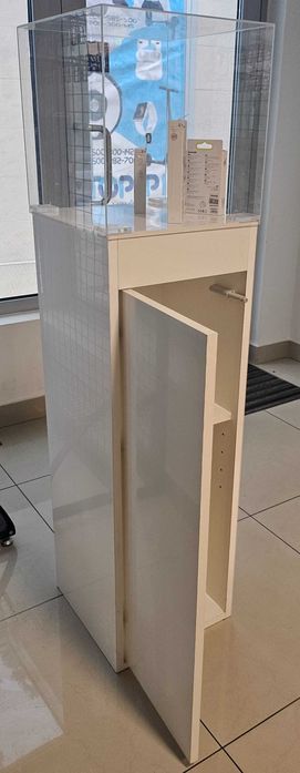 Szafka, prezenter ze schowkiem w środku. Przezroczyste pleksi na górze