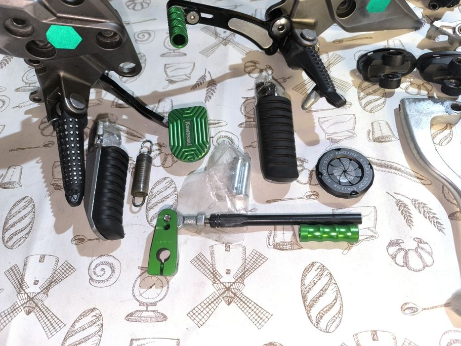 Продам спойлер,обдув , кронштейни kawasaki z1000