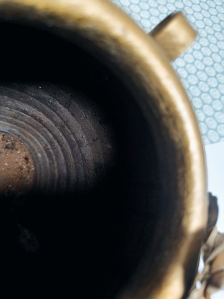 VASO/POTE, em terracota, com aplicaçõesmetalicas e argolas em ferro