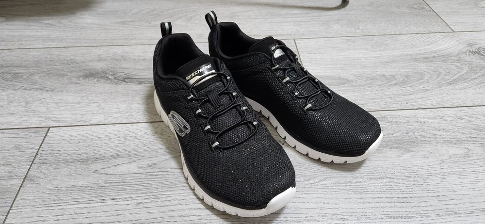 Продаю жіночі коосівки від Skechers