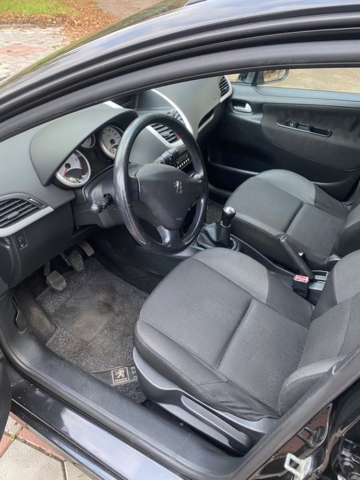 Peugeout 207 1.6 2010 року
