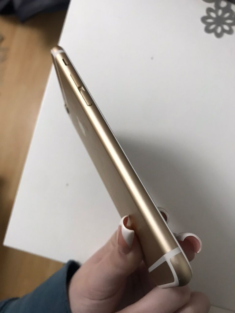 iPhone 6s dourado, 64gb, com ecrã novo