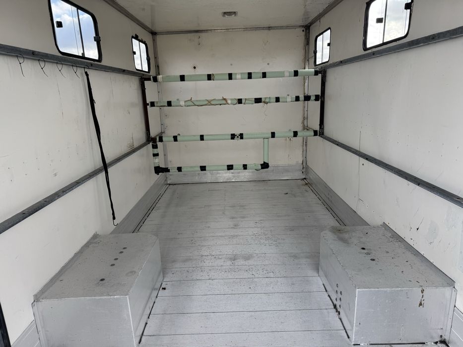 Renault Master 2.5 dCi 120KM Koniowóz do przewozu zwierząt Kontener