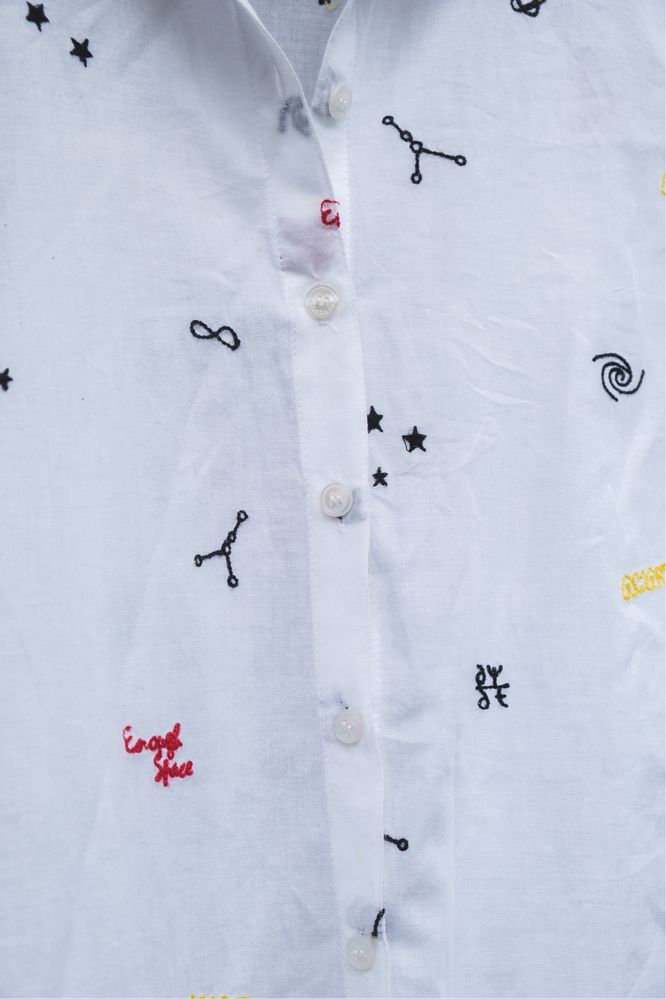 Biała koszula w haftowane astrologiczne elementy