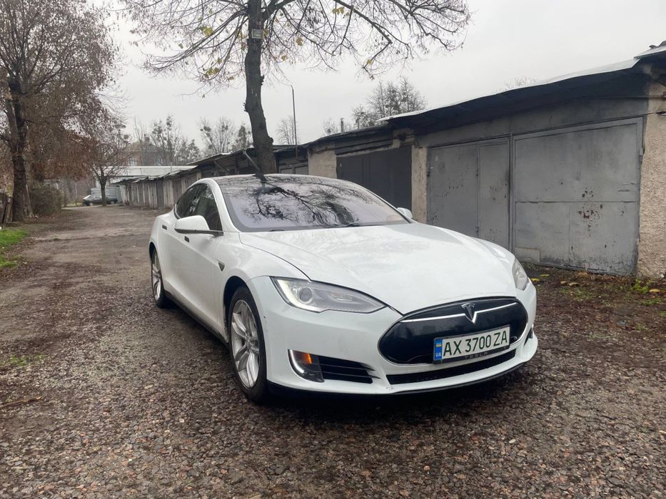 Tesla Model S 2013 год выпуска 60KB пневмо срочно!