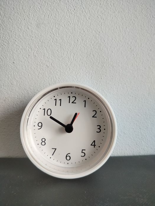 Zegar biurkowy z funkcją budzika