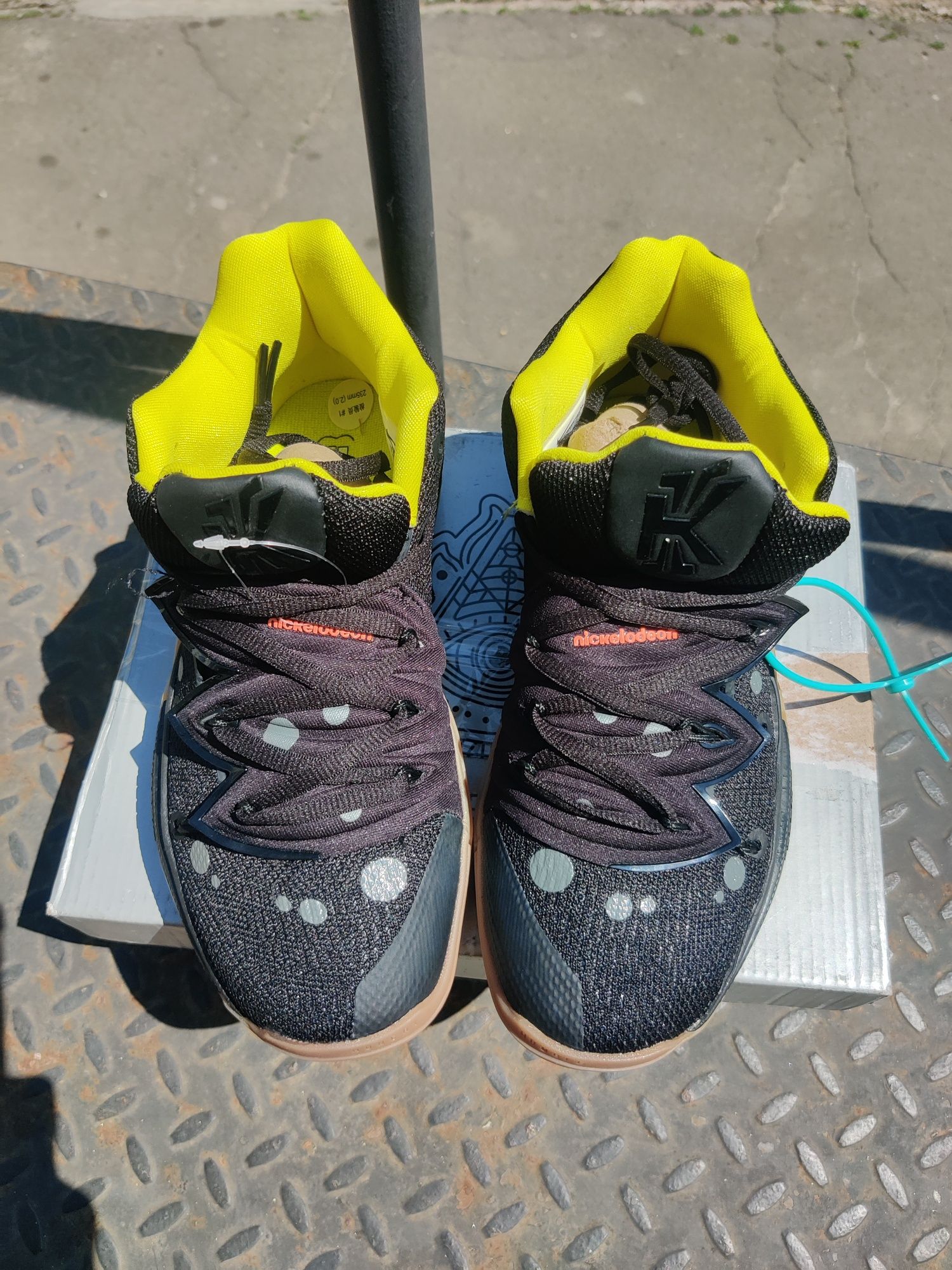 Eur37  дитячі жіночі Кайрі кросівки Kyrie 5 Black Sponge Bob