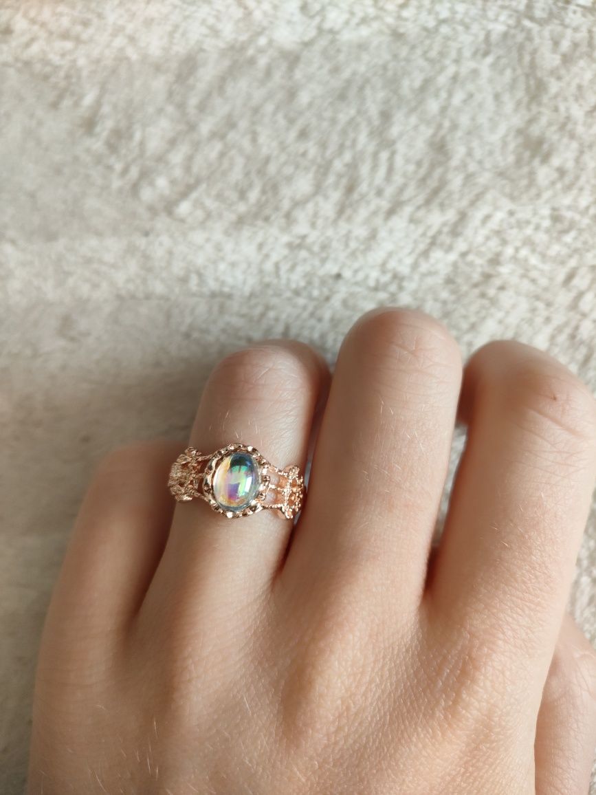 Śliczny pierścionek z mieniącym oczkiem kolor złoty pierścionek ring