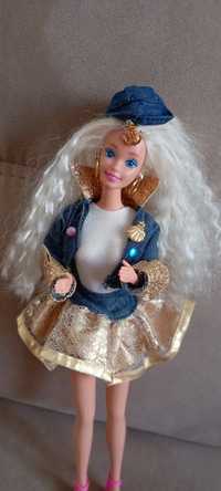 Barbie faladora como nova