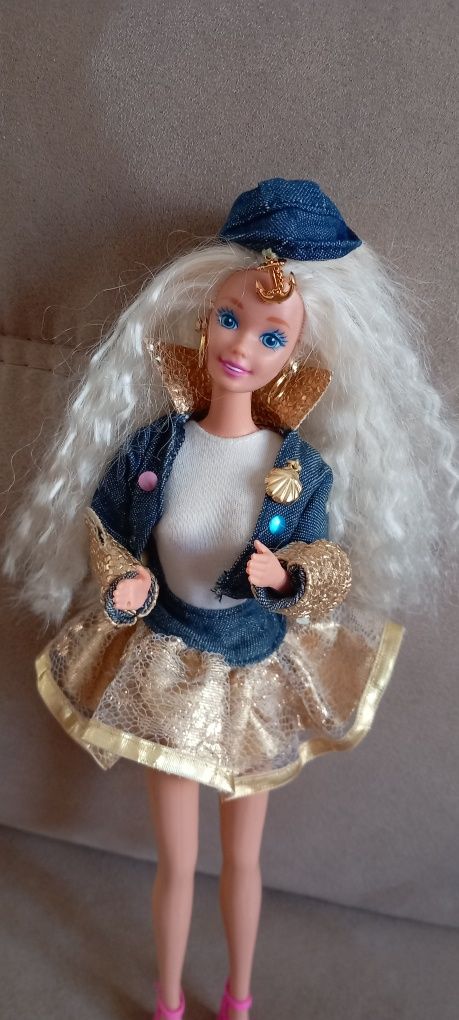 Barbie faladora como nova