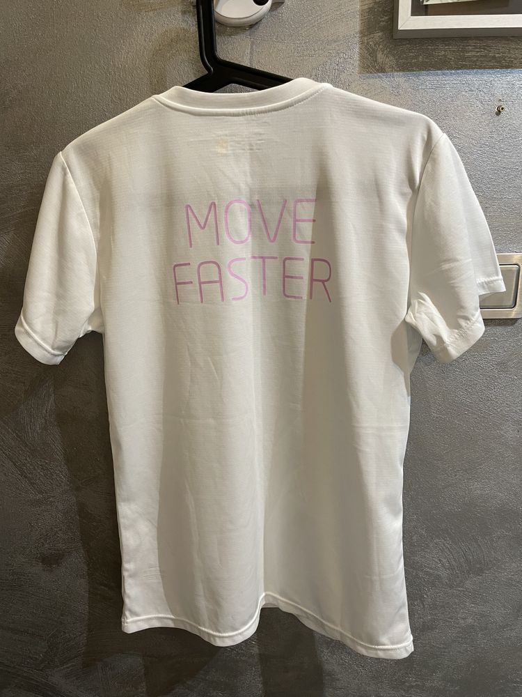 Biały T-shirt termoaktywny marki newline