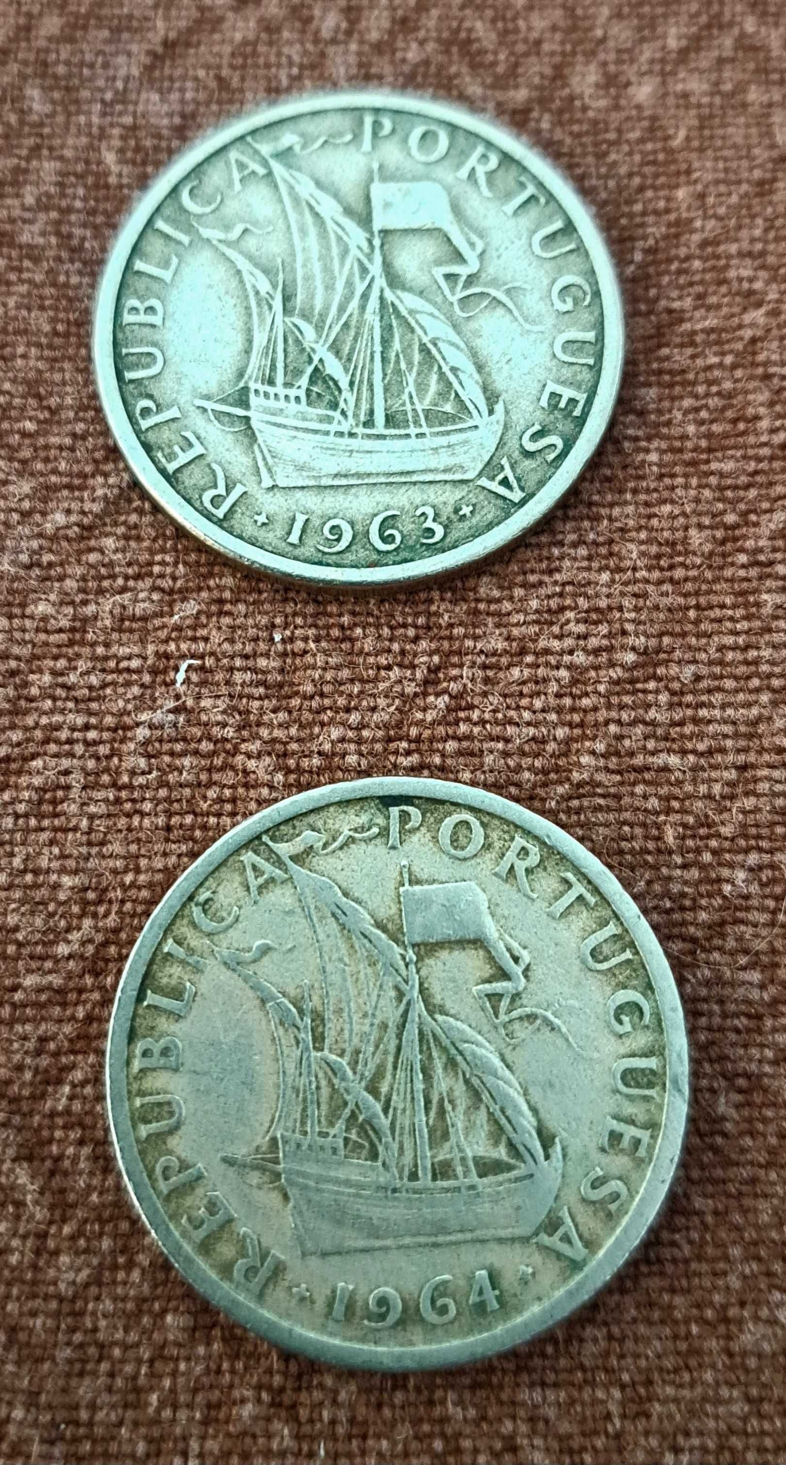 República - 2 moedas de 5 escudos em cupro-niquel de 1963 e 1964