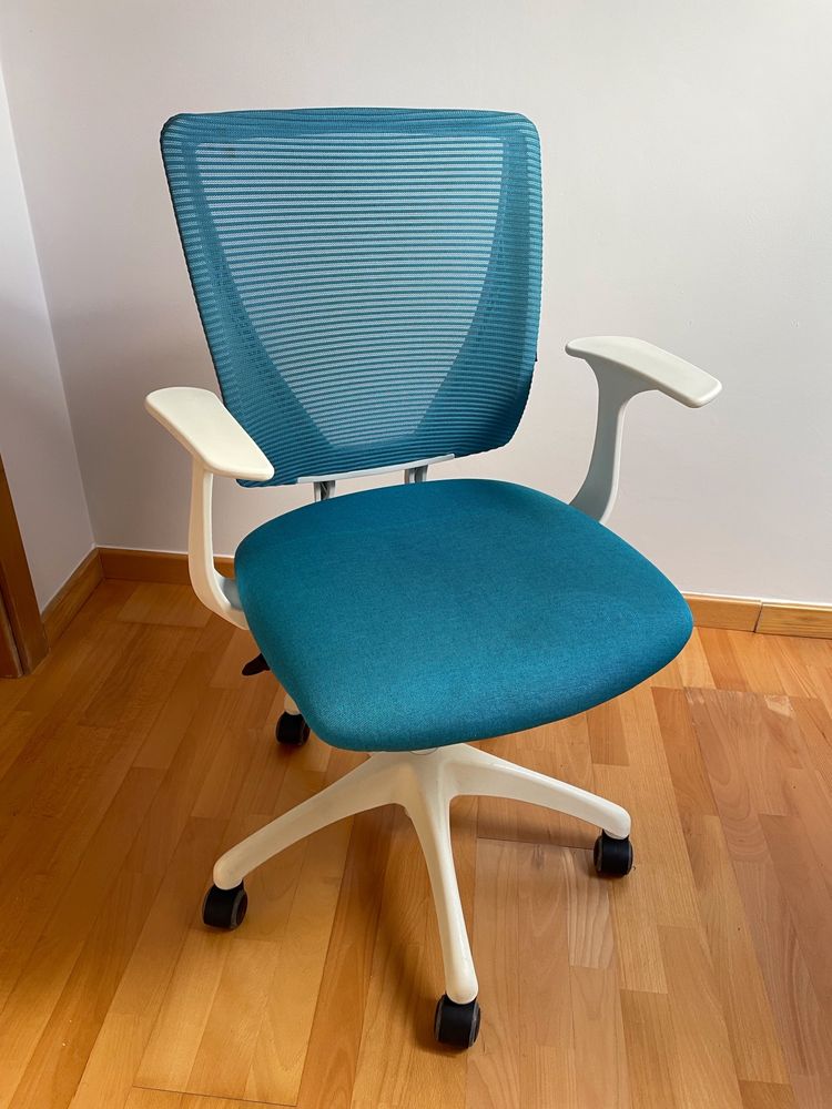 Cadeira escritório branca e azul