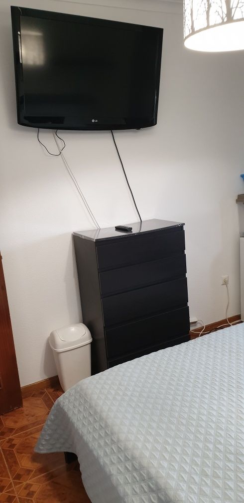 Alugo quarto privado