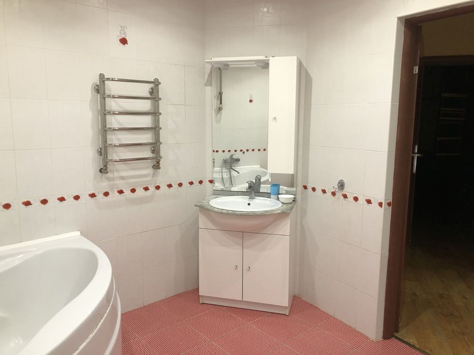 Длительно (год и более) 2х ком.квартира в р-не Монолита; газ.котел