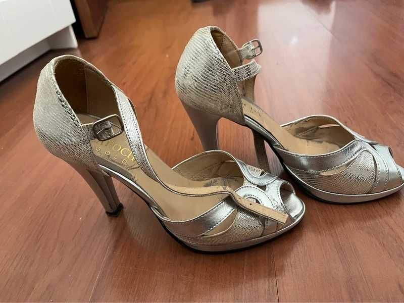 Sapatos altos, cor prata, número 37